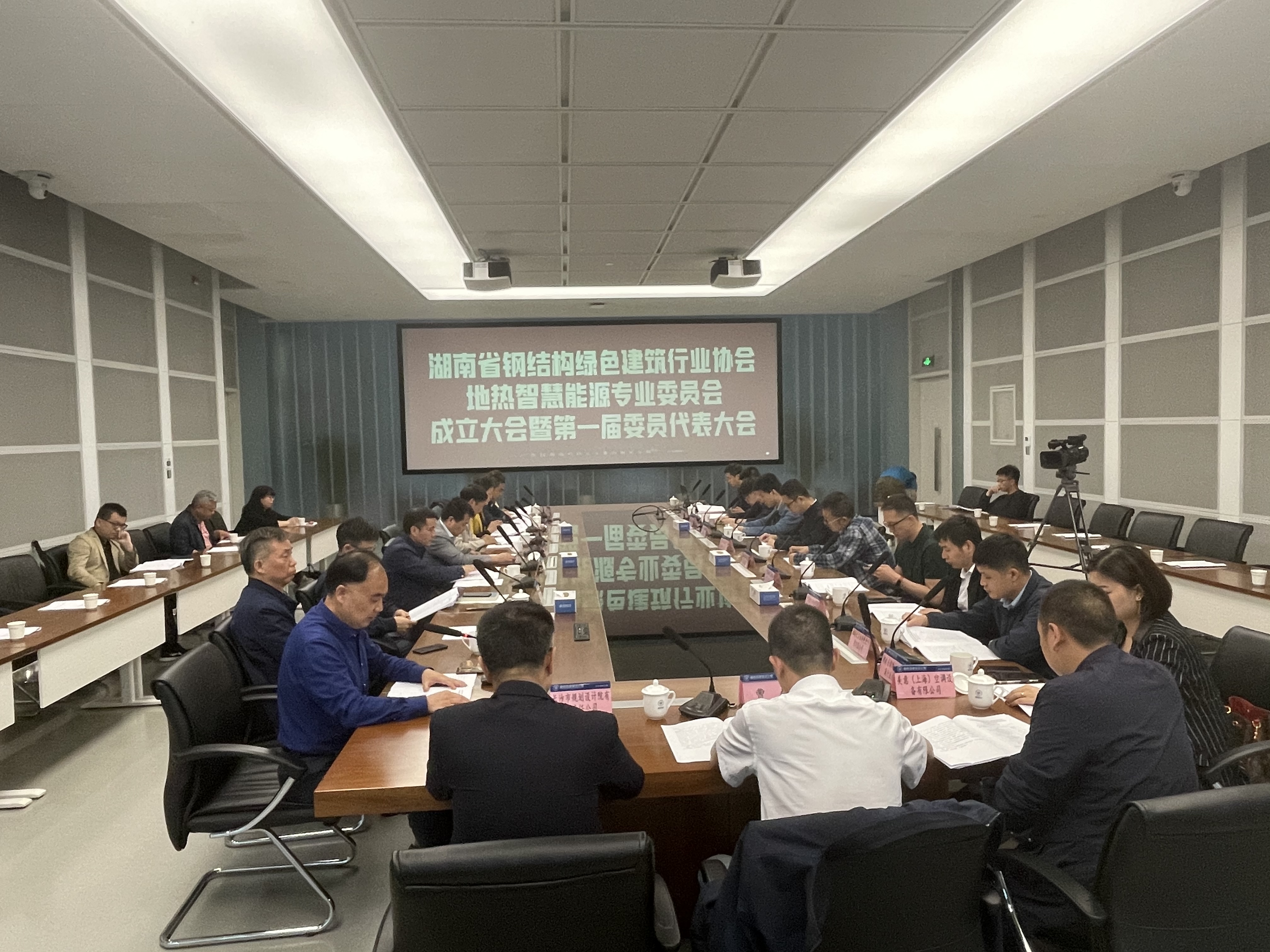 包含专业足管员工薪资表首公布，俱乐部内部矛盾再次紧张的词条
